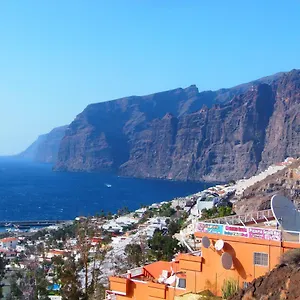 Con Vista Gigantes , Puerto de Santiago (Tenerife) España